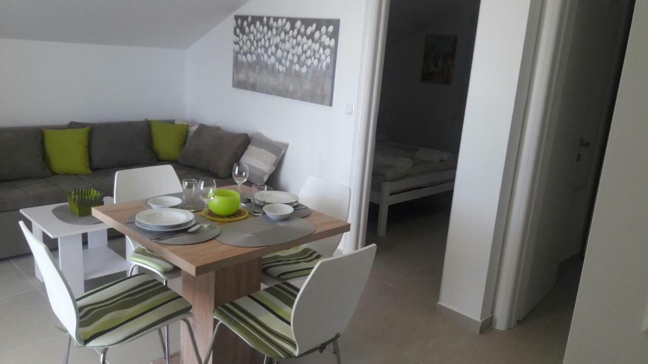 Apartmani Vila Dadic Karlobag Exterior foto