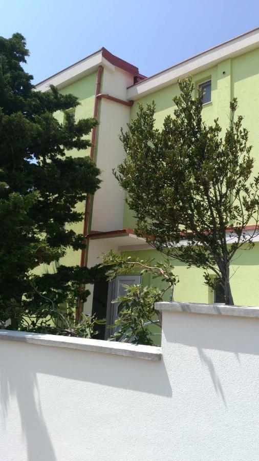 Apartmani Vila Dadic Karlobag Exterior foto